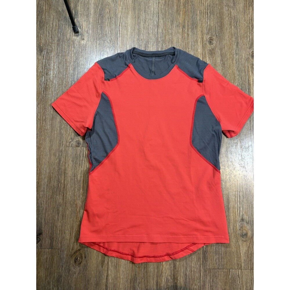 Lululemon Men's Small Red & Grey Short Sleeve Rear zip Pocket Training Shirt